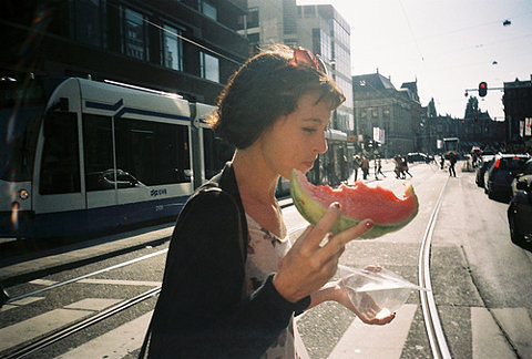 很漂亮的QQ空间欧美意境图片：载着气球，陪你兜风