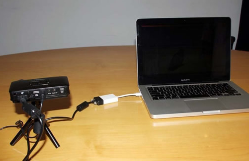 如何将笔记本电脑连接到投影机？电脑可以连接到投影机吗？